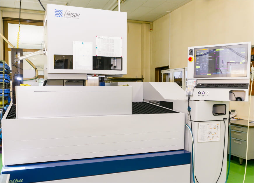 超精密ワイヤ放電加工機の写真